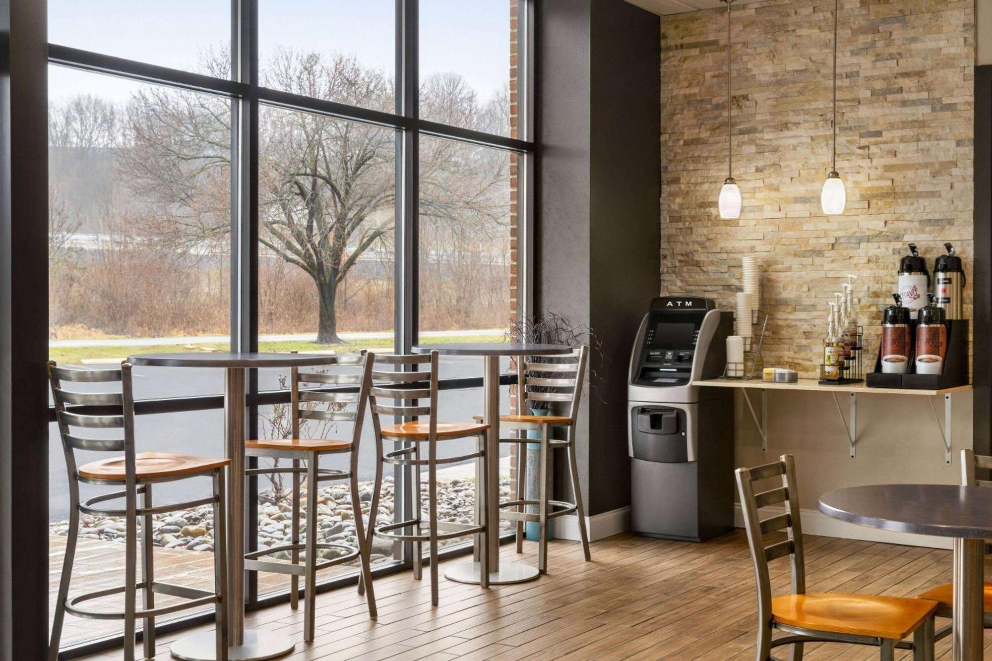 Days Inn & Suites By Wyndham Lancaster Amish Country Mountville Eksteriør bilde